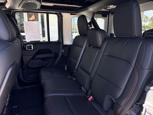 Used 2025 Jeep Wrangler Unlimited Rubicon AWD/4WD image 12