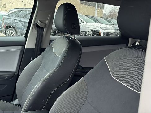 Used 2024 Volkswagen Taos SE image 25