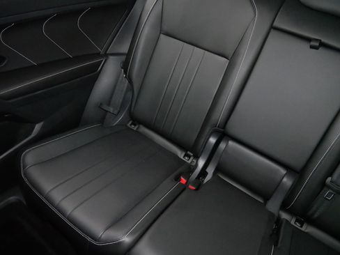 Certified 2024 Volkswagen Tiguan SE R-Line image 12