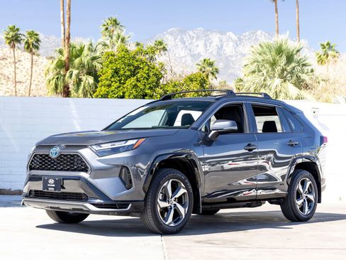 Used 2024 Toyota RAV4 SE image 1