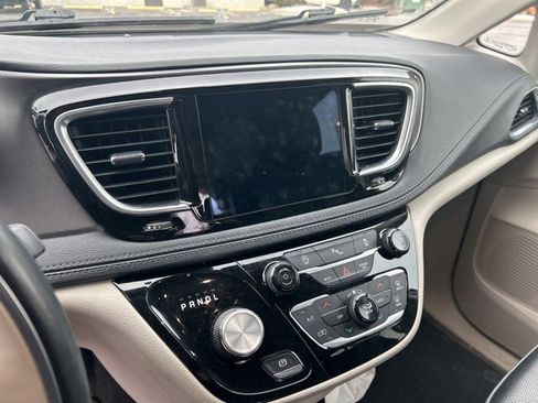 Used 2019 Chrysler Pacifica Limited w/ 8-pass Seating Package image 12