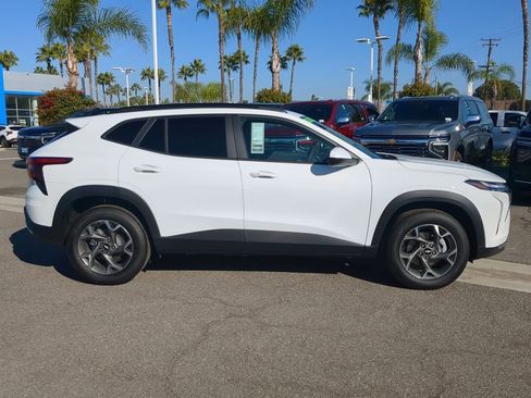 Used 2025 Chevrolet Trax LT w/ Driver Confidence Package image 9