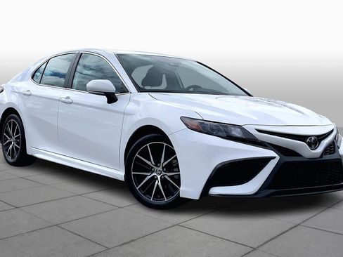 Used 2024 Toyota Camry SE w/ Convenience Package image 3