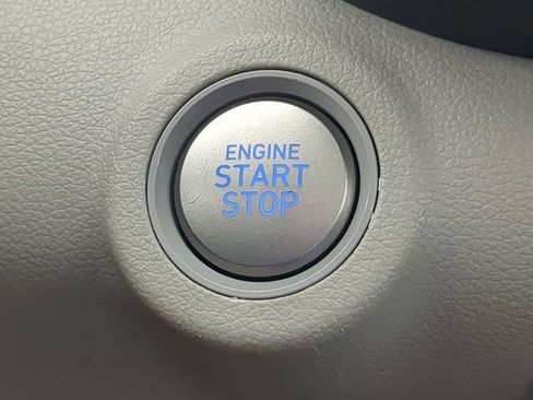 Used 2025 Hyundai Venue SEL FWD image 25