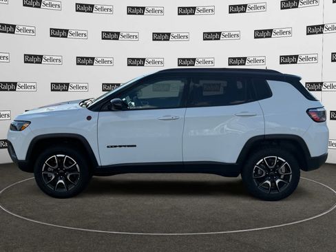 Used 2025 Jeep Compass Trailhawk AWD/4WD image 3