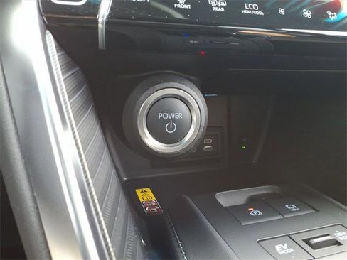 Used 2024 Toyota Venza Limited image 24