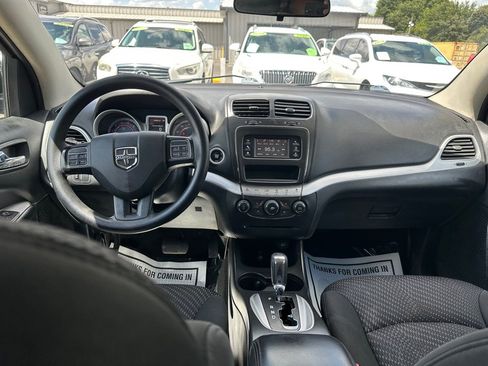 Used 2017 Dodge Journey SXT w/ Comfort/Convenience Group FWD image 9