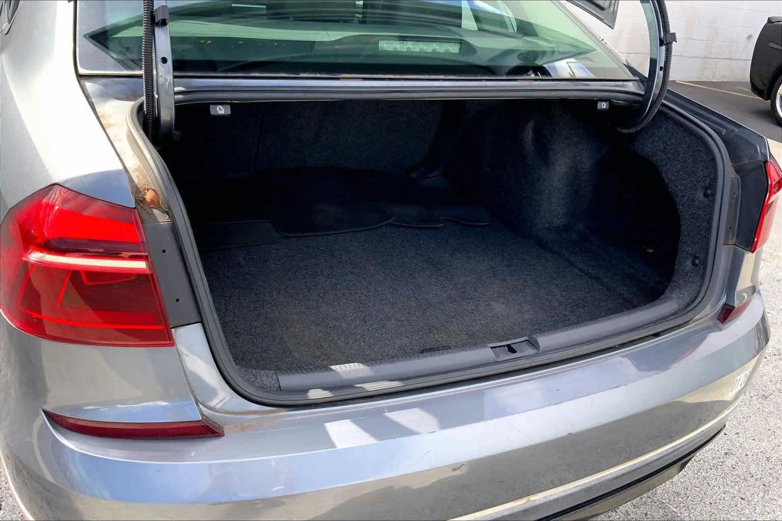 Used 2017 Volkswagen Passat 1.8T R-Line FWD image 18
