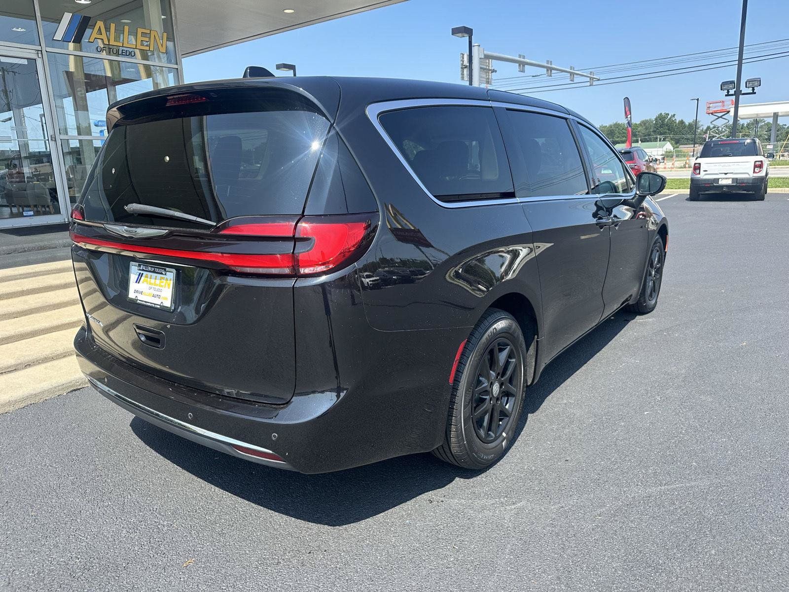 Used 2023 Chrysler Pacifica Touring-L FWD image 12