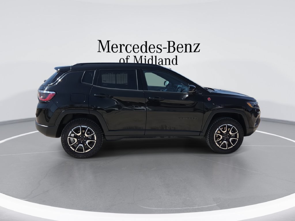 Used 2025 Jeep Compass Trailhawk AWD/4WD image 9