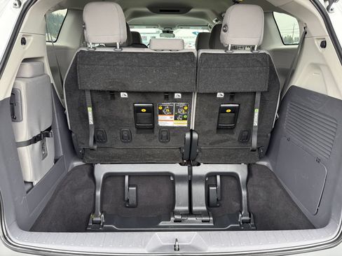Used 2024 Toyota Sienna LE AWD/4WD image 12