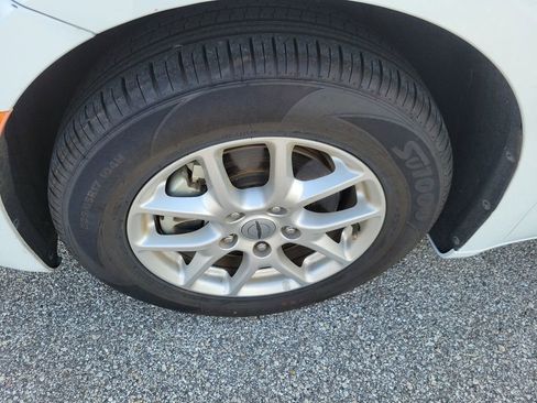 Used 2023 Chrysler Pacifica Touring-L FWD image 7