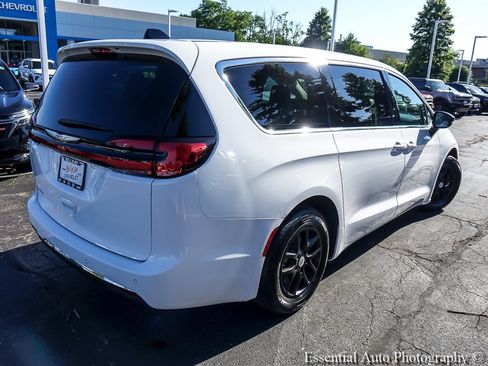 Used 2024 Chrysler Pacifica Touring-L FWD image 10