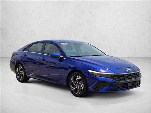 Used 2025 Hyundai Elantra SEL FWD image 3