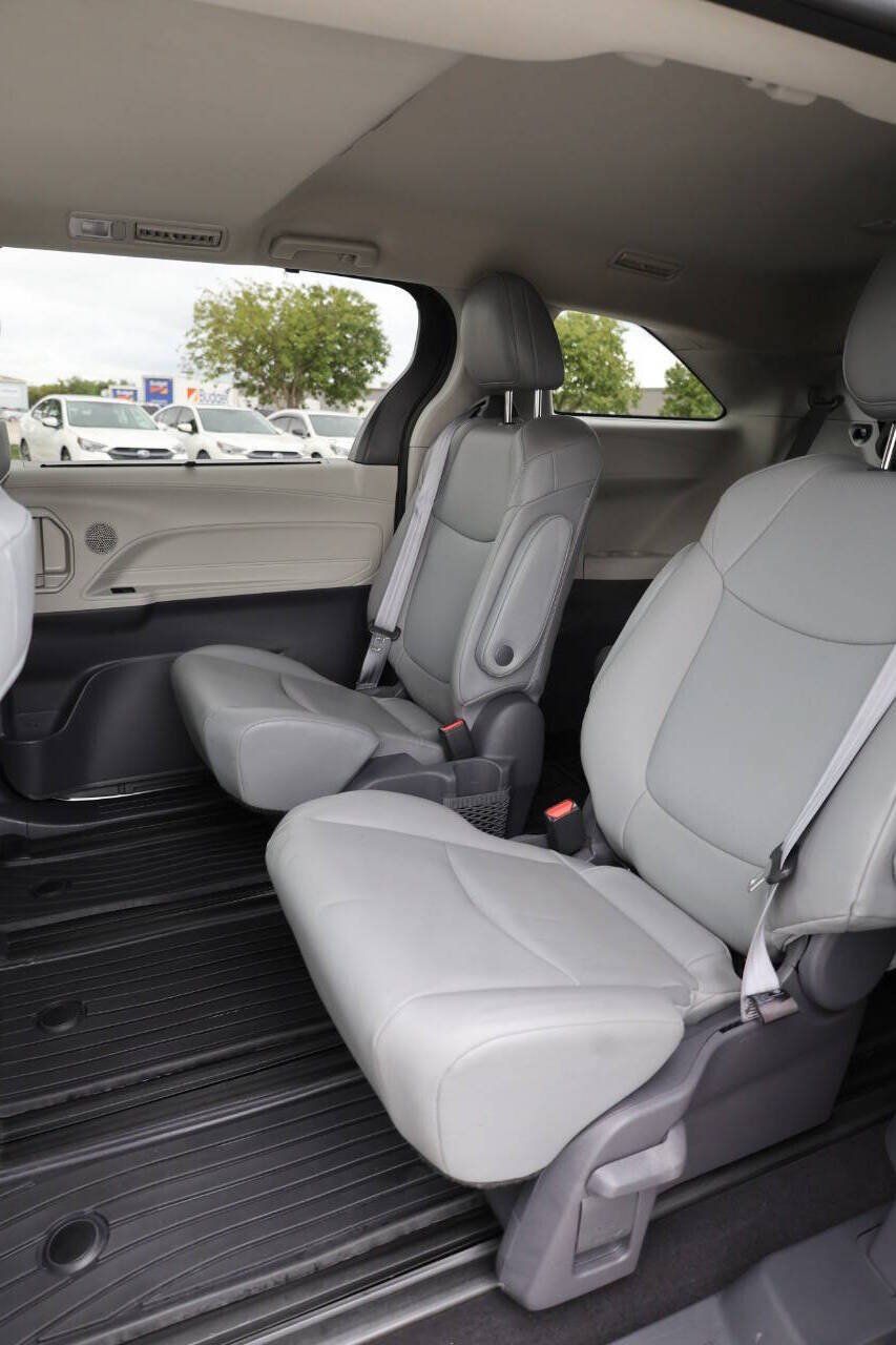 Used 2021 Toyota Sienna XLE FWD image 18