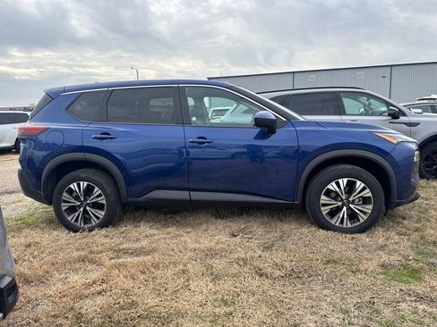 Used 2023 Nissan Rogue SV image 4