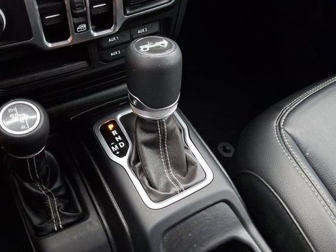 Used 2018 Jeep Wrangler Unlimited Sahara w/ Dual Top Group AWD/4WD image 14