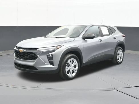Used 2024 Chevrolet Trax LS FWD image 3