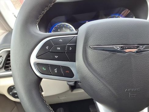 Used 2024 Chrysler Pacifica Touring-L FWD image 27