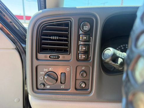 Used 2005 Chevrolet Avalanche Z71 w/ Preferred Equipment Group AWD/4WD image 25