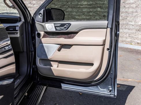 Used 2022 Lincoln Navigator Reserve image 13