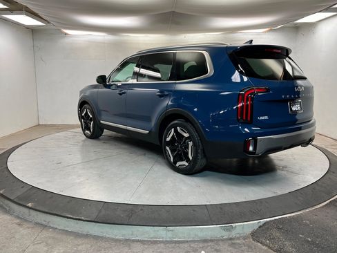 Used 2023 Kia Telluride EX image 3