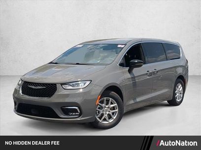 Used 2025 Chrysler Pacifica Select