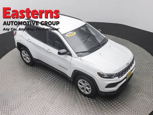 Used 2024 Jeep Compass Latitude AWD/4WD image 3