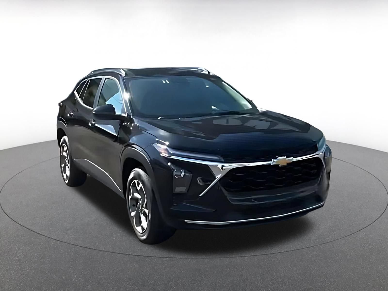 Used 2025 Chevrolet Trax LT FWD image 2