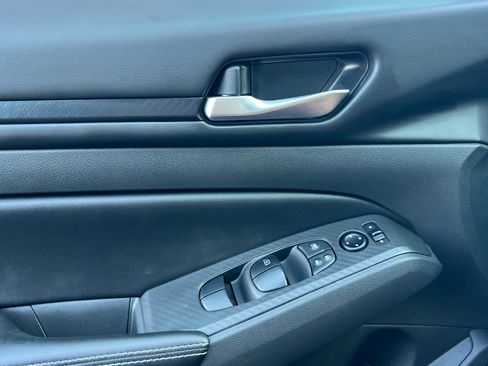 Used 2024 Nissan Altima 2.5 SV image 11