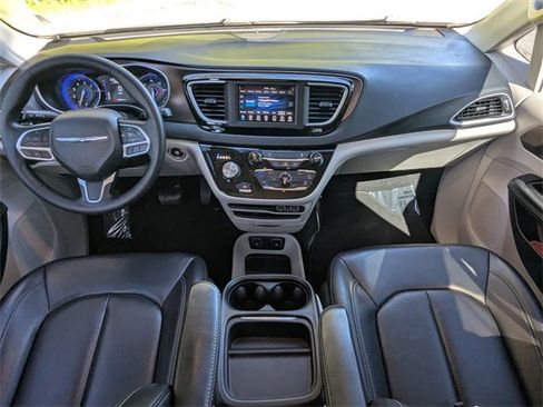 Used 2021 Chrysler Voyager Lxi image 14