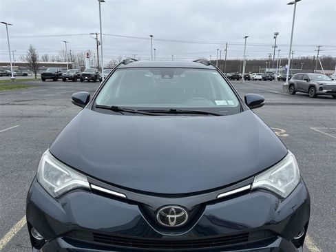 Used 2018 Toyota RAV4 XLE AWD/4WD image 2