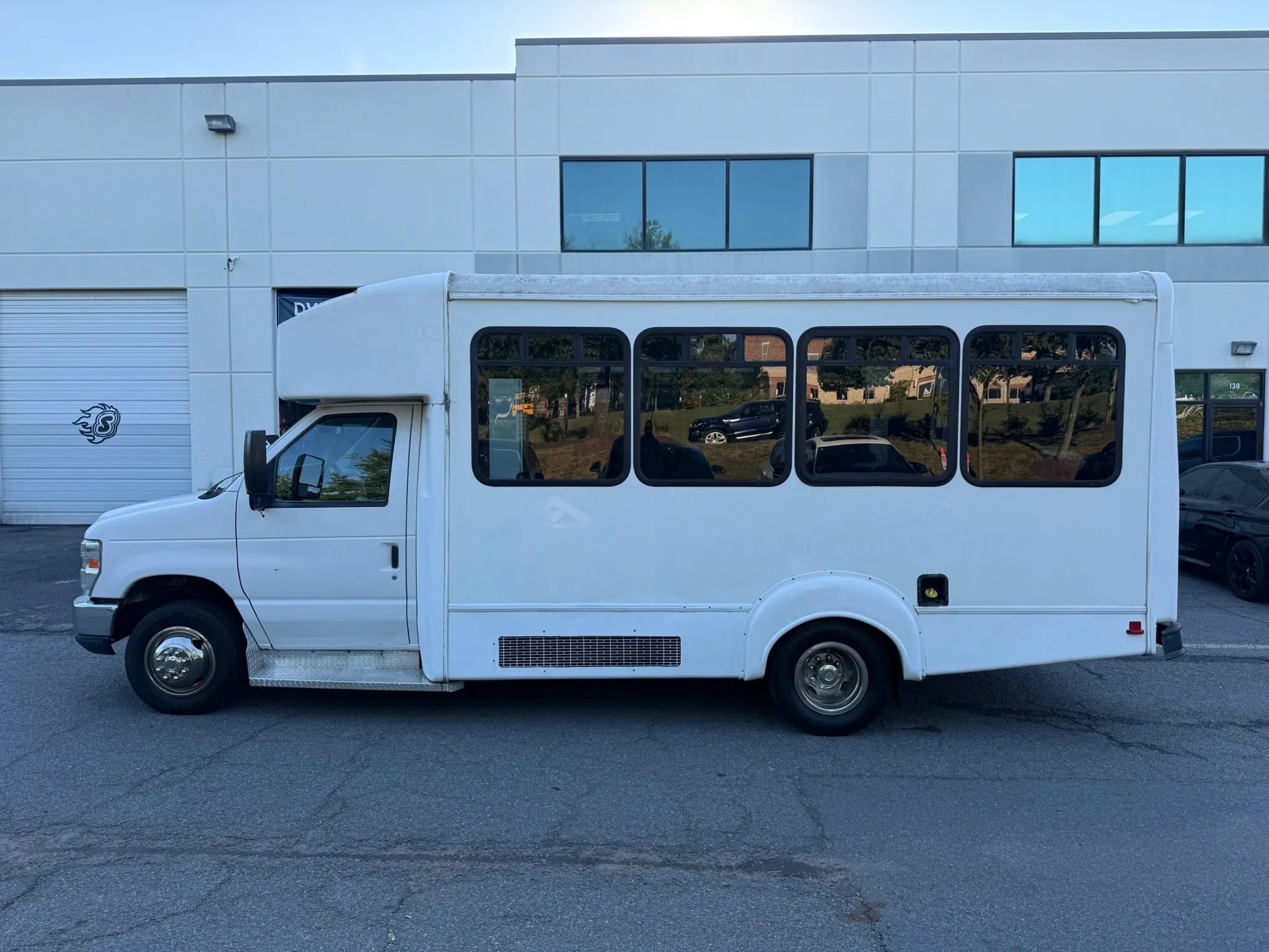 Used 2013 Ford E-350 and Econoline 350 Super Duty w/ Shuttle Bus Prep Pkg RWD image 7