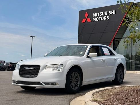 Used 2017 Chrysler 300 Limited w/ Value Package RWD image 7