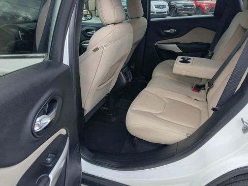 Used 2017 Jeep Cherokee Latitude FWD image 11