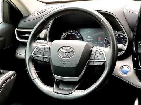 Used 2022 Toyota Highlander XLE FWD image 32