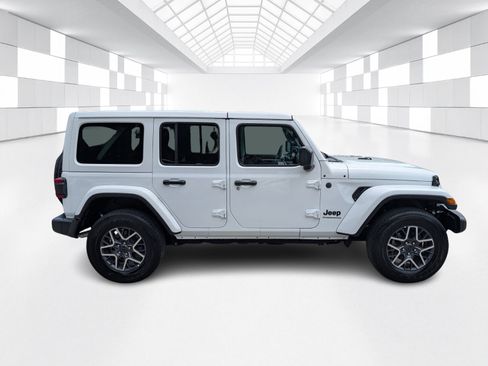 Used 2025 Jeep Wrangler Sahara image 8