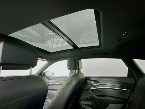 Used 2022 Audi e-tron Premium Plus w/ Premium Plus Package image 23