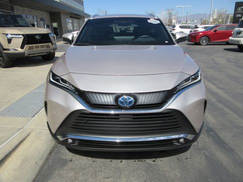 Used 2024 Toyota Venza XLE image 15