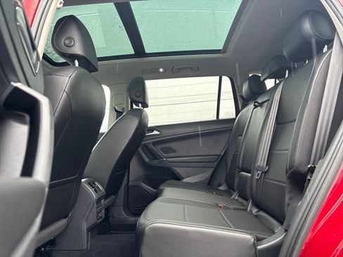 Used 2018 Volkswagen Tiguan SE w/ Panoramic Sunroof Package image 14