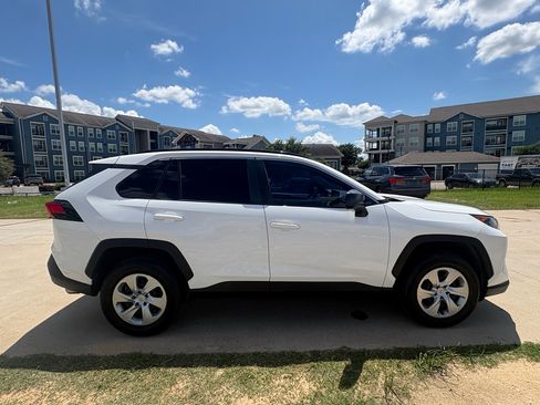 Used 2020 Toyota RAV4 LE FWD image 11