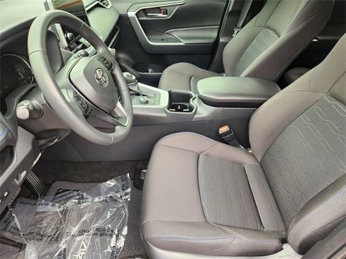 Used 2024 Toyota RAV4 SE image 9