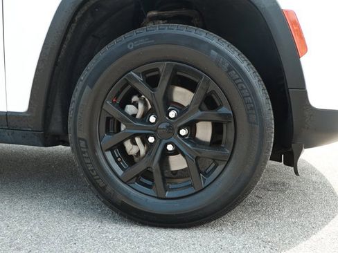 Used 2024 Jeep Grand Cherokee Altitude AWD/4WD image 5
