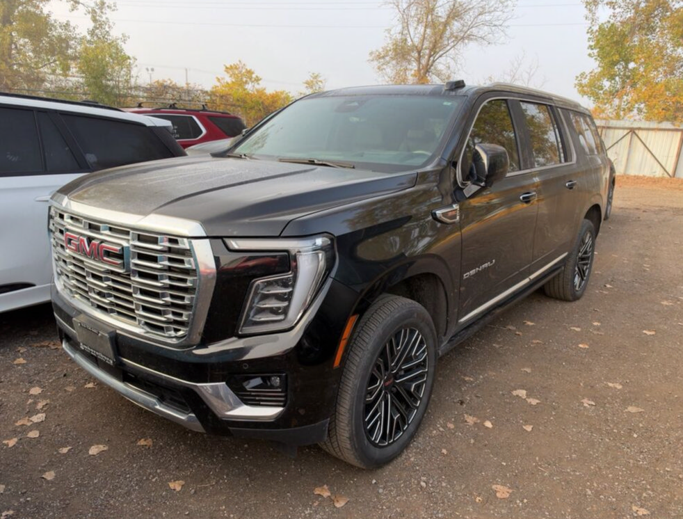 Used 2025 GMC Yukon XL Denali w/ Denali Reserve Package AWD/4WD image 2