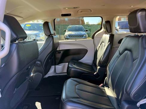Used 2023 Chrysler Pacifica Touring-L image 11