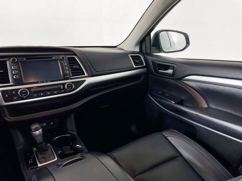 Used 2018 Toyota Highlander XLE AWD/4WD image 24