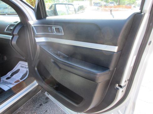 Used 2017 Ford Explorer XLT image 14