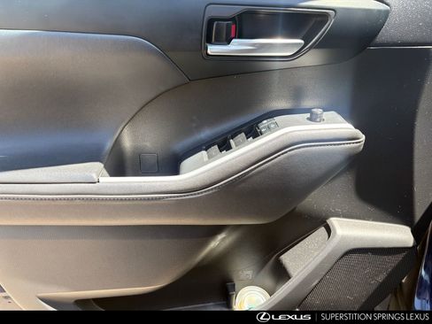 Used 2022 Toyota Highlander XLE FWD image 11