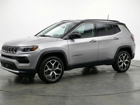 Used 2025 Jeep Compass Limited image 3