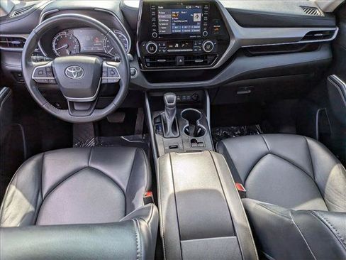 Used 2022 Toyota Highlander XLE FWD image 17